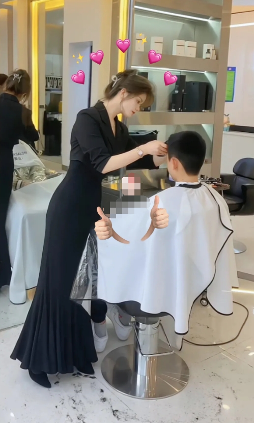 在湖南长沙，发生了件让人哭笑不得之事。一名男子路过一家理发店，只因老板娘容貌出众
