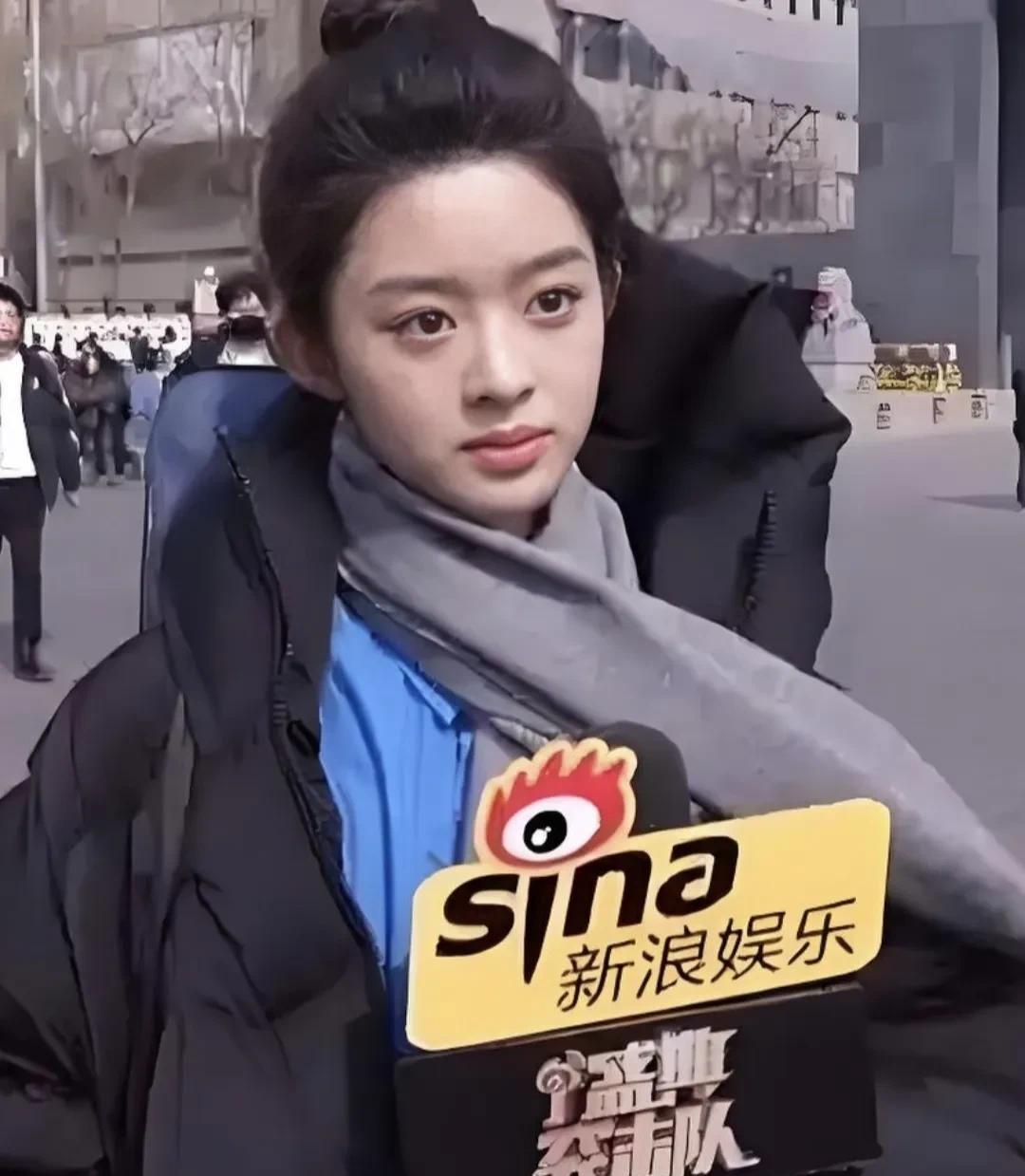 黄杨钿甜的真实故事，绝对是拔出萝卜带出泥的真实写照！
先是天价耳环引人咋舌，
其