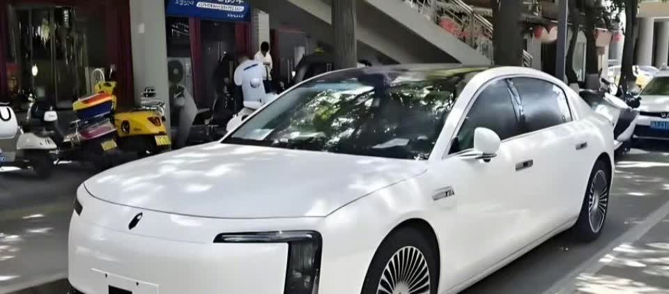白色版本的尊界S800首次曝光！白白色版本的车辆看起来像一个大白馒头，个人觉得这