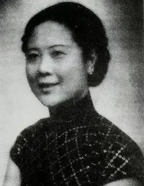 1937年，张学良走进寺庙上香，一个女子悄悄掏出手枪，准备杀死他，这时于凤至双腿