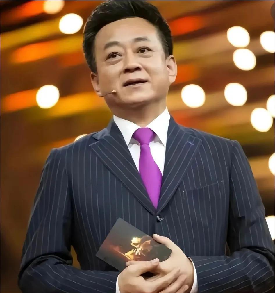 [微风][微风]泪目！61岁退休后的朱军近照曝光，离开春晚舞台后，他的生活竟变成