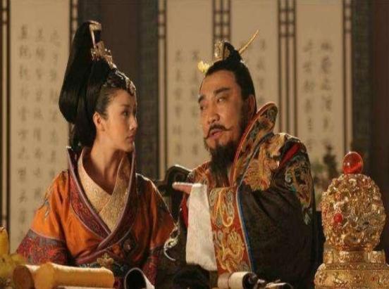 “你怎忍心弑父？”公元912年，后梁皇帝朱温正搂着儿媳王氏在皇宫睡觉，他的儿子朱