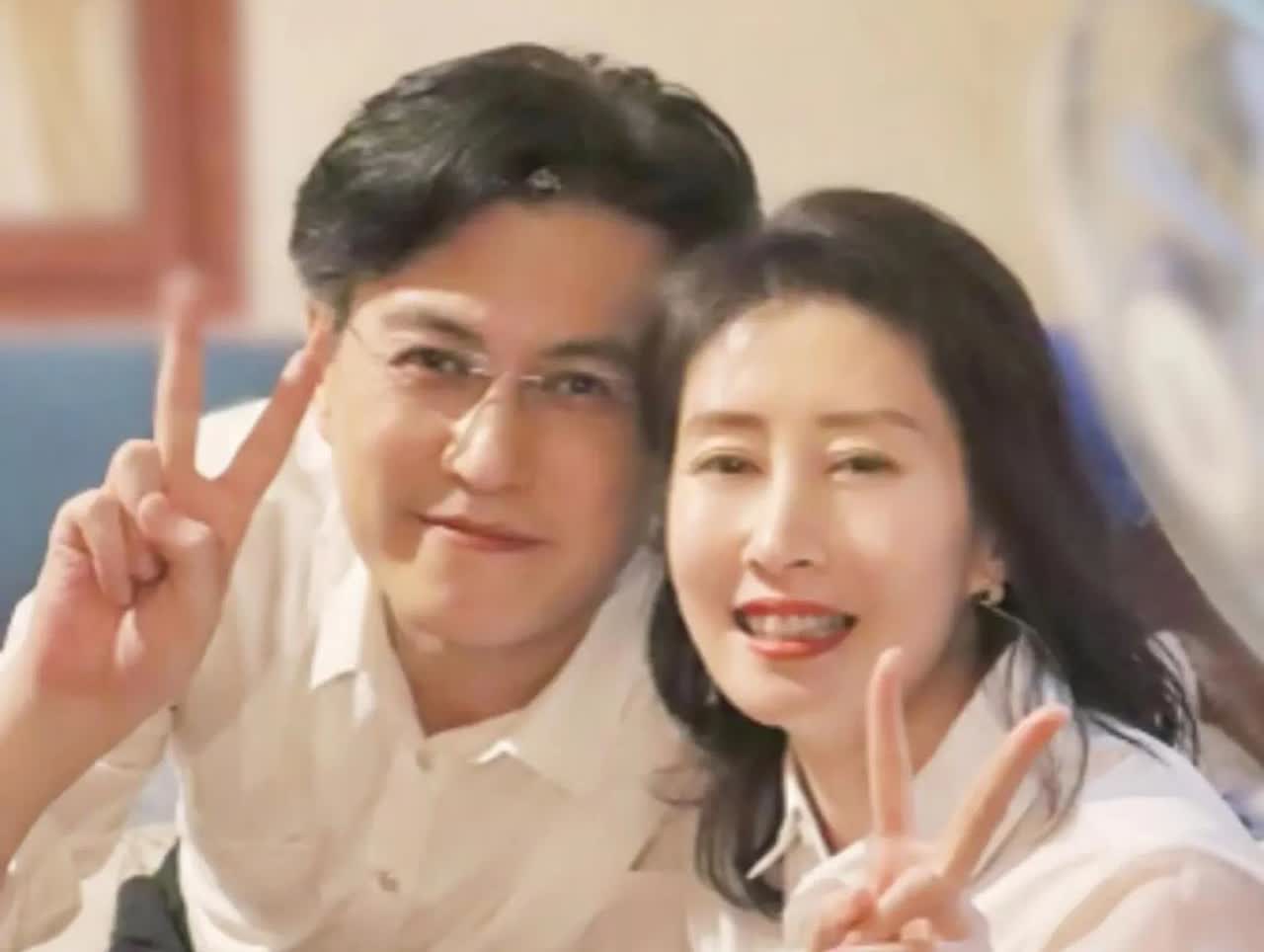 [送自己一朵花]靳东与刘敏涛是因戏结缘的好友，他们共同出演了《伪装者》等多部影视