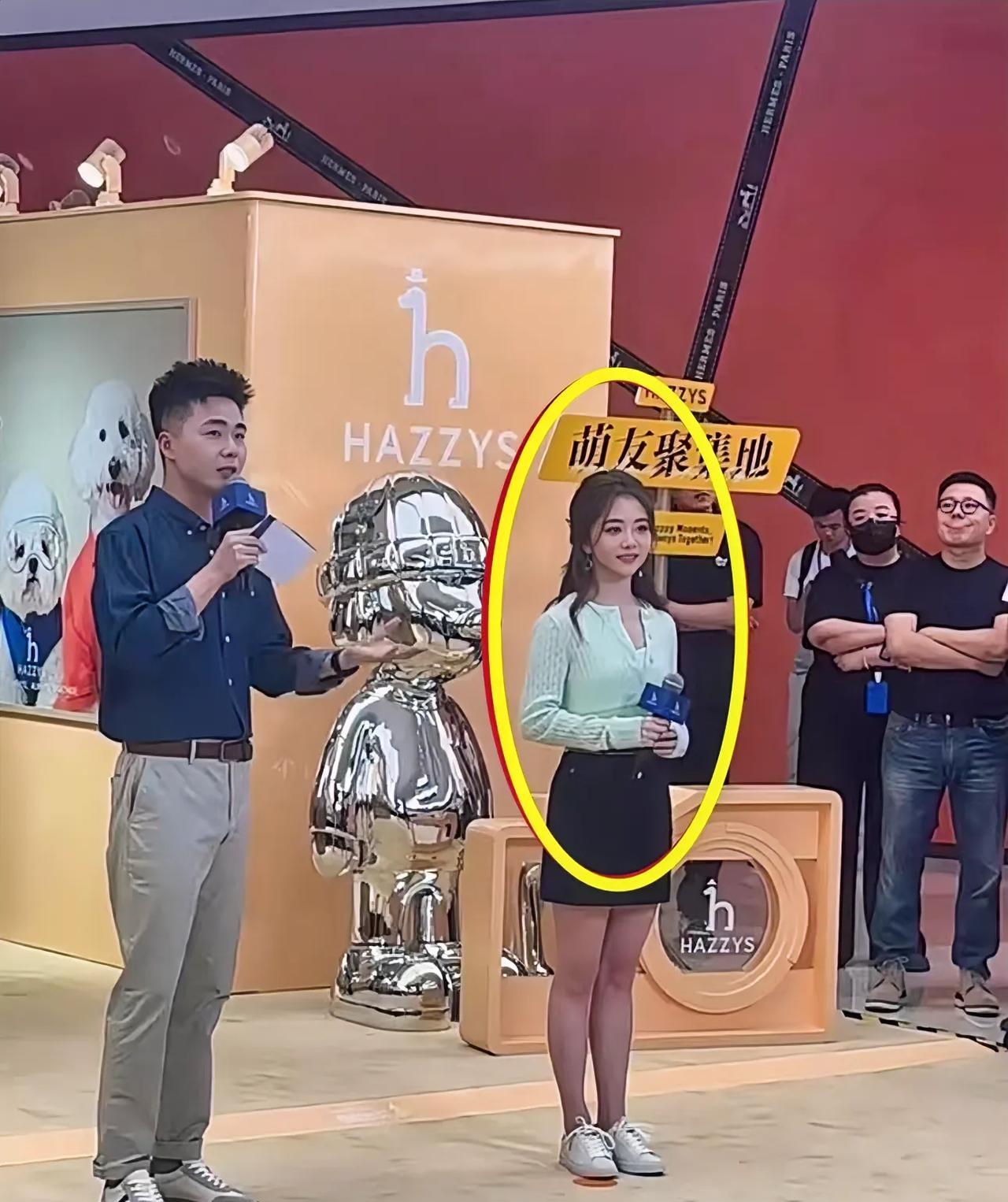 路人视角下的她竟然是这样的？？？？
谭松韵的状态超级好啊，脸小小的，这就是青春女