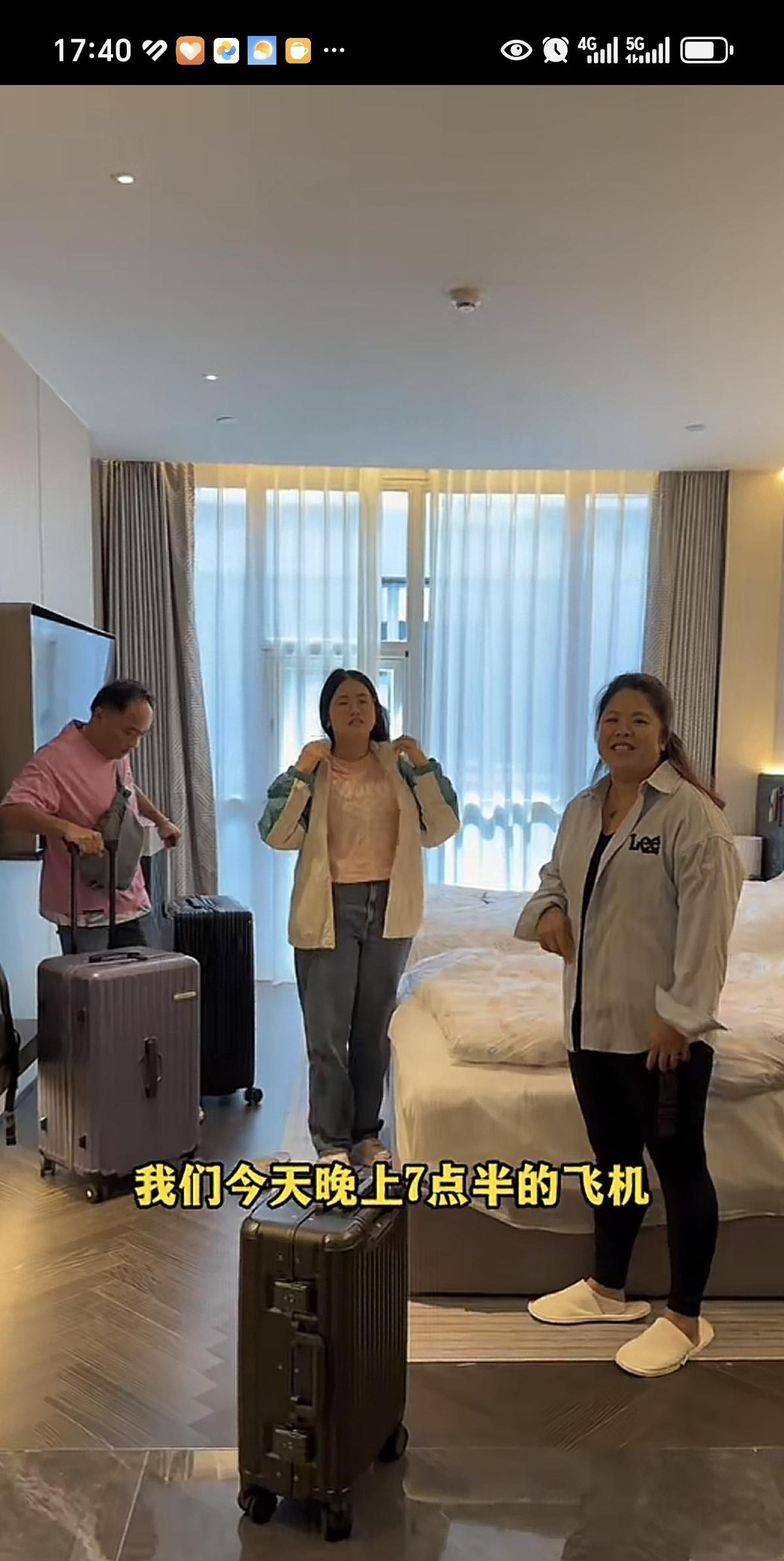 华华一家北京之行结束了，准备回香港了。
华华家来北京旅游，主要是小吃货来看比赛就