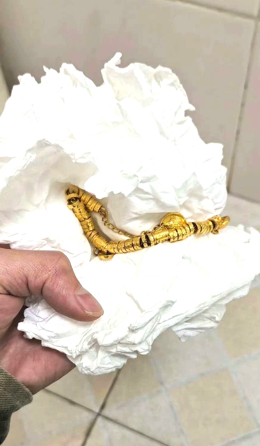 上厕所捡了个纸团，打开后激动坏了
