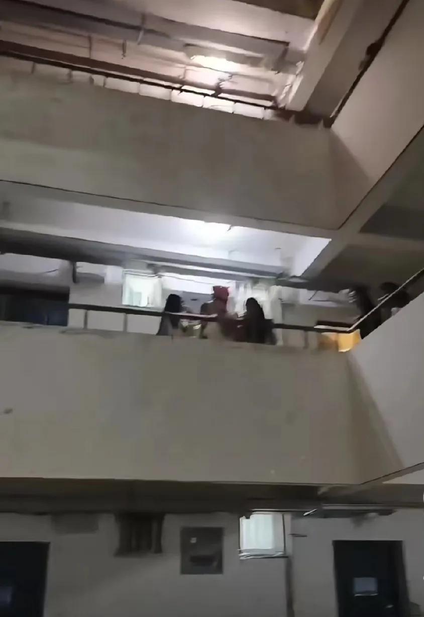 长沙某高校女生的吃瓜夜啊！该校一名女研，被原配上门来骂，知三当三，学术妲己。
大