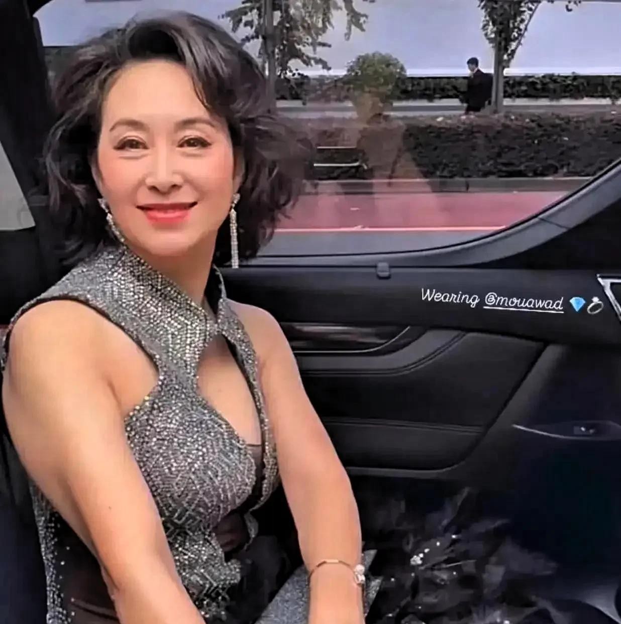 何超琼家族联姻和爱情遗憾





豪门千金，看似光鲜亮丽，实则身不由己。何超琼