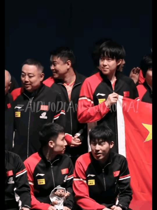 国乒团队大合影，王皓指导太可爱了在刘国梁主席面前撒娇不讲理和刘主席争着去稀罕王楚