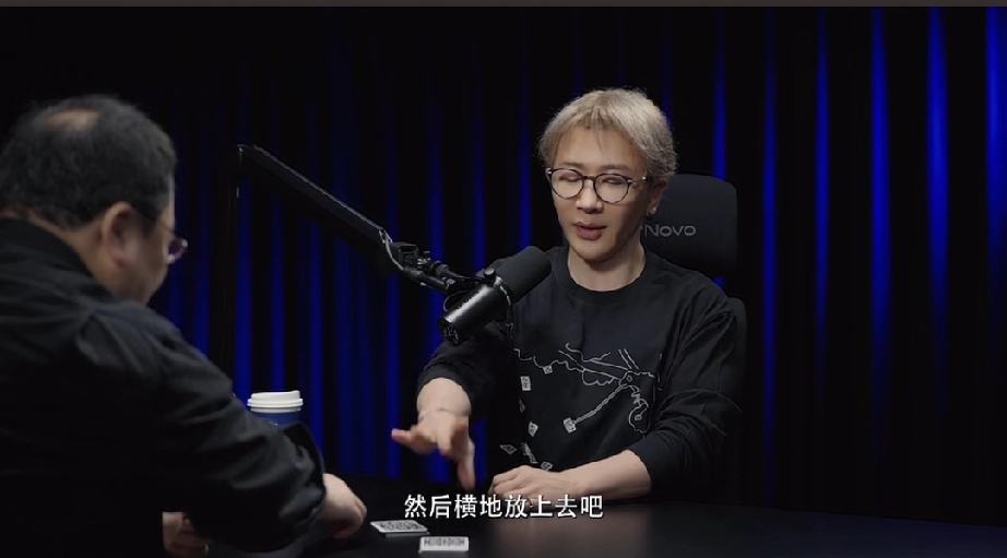 刘谦让罗永浩配合他变魔术，扑克牌跑衣服上去了

罗永浩负责洗牌切牌，说这是自己的