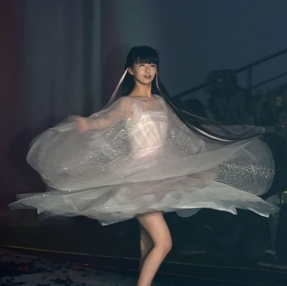 2014年春晚，冯小刚让小彩旗转了4小时，一共8000圈，期间不吃不喝、不上厕所