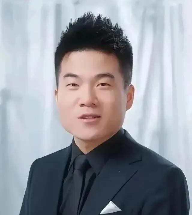 董宇辉说：
“游戏杀死了不自律的少年，他们本该勤奋学习，身心健康。然而，铺天盖地