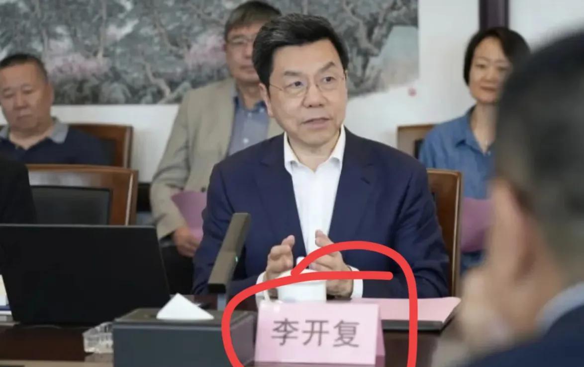 刚刚专门去查了一下  
不查不知道，一查吓一跳  
没想到李开复最近悄悄放弃千万