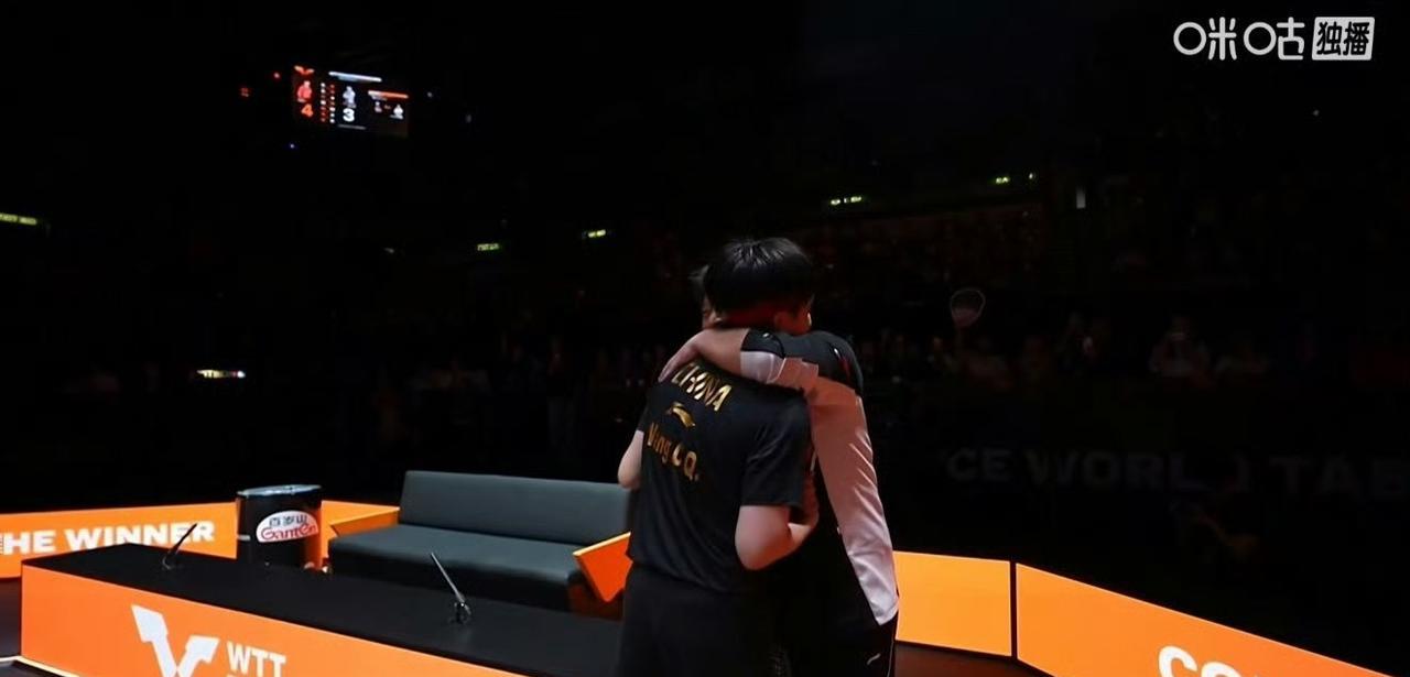 昨晚，王楚钦逆转松岛辉空晋级八强时，场外指导孙逊当场激动地拥抱了大头。
大头这场