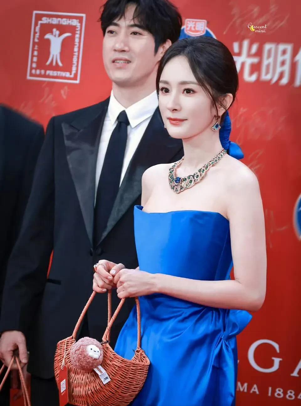 有个事吧，说了怕杨幂生气
不说吧，我又憋不住很多网友说她
造型很美，但是
这蓝裙