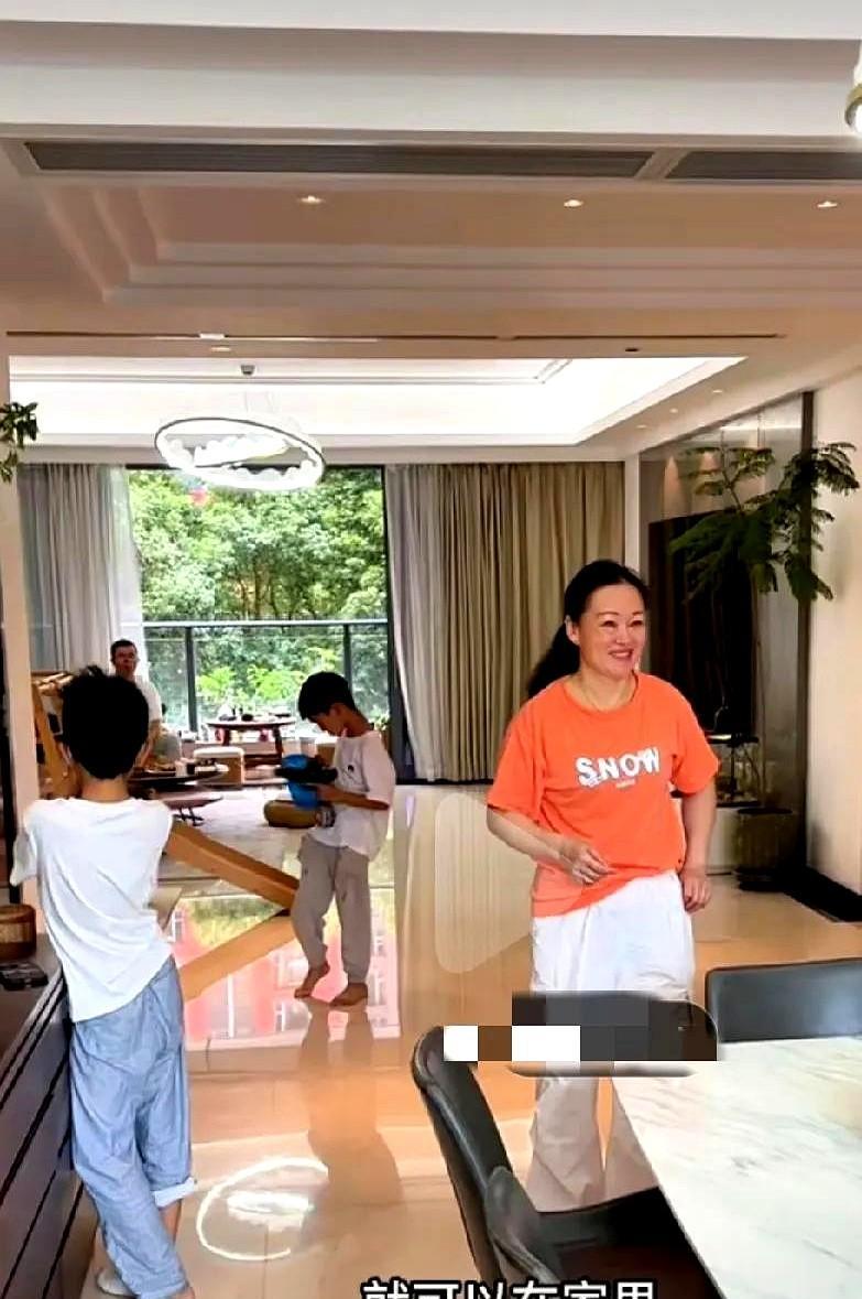 只有周阿姨听出了小凤的弦外之音。可惜后来也被阿姨抹掉了。
小凤站在院子中间，胳膊