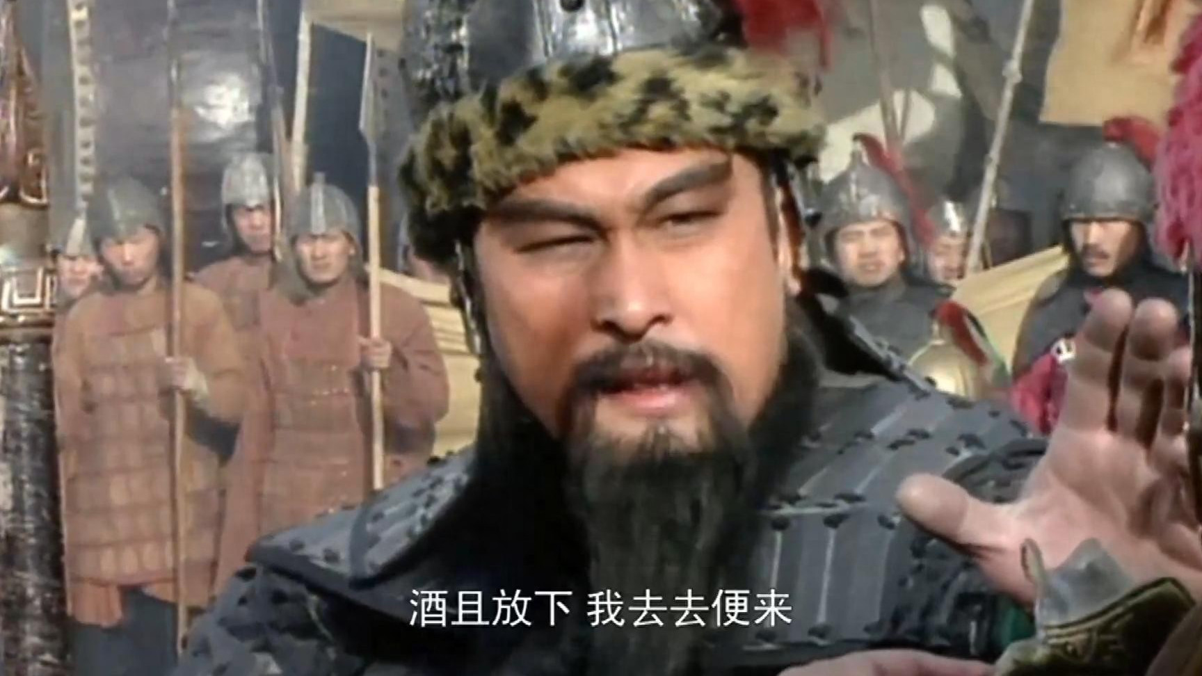 三国演义里面为什么要安排关羽斩华雄而不是历史上的孙坚呢？