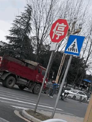 货场老板：到哪了？
司机：到最后四个八拍了