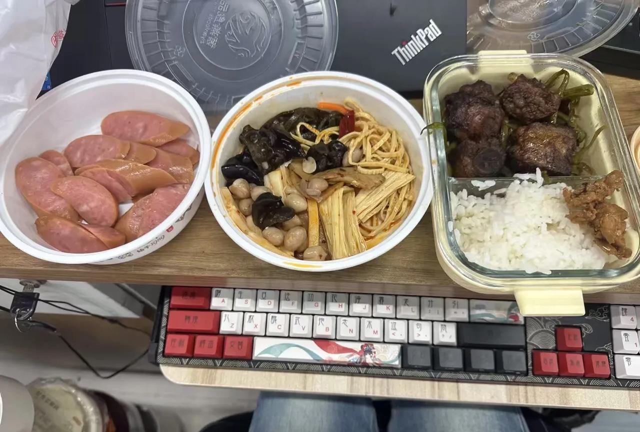 中午还在公司发朋友圈炫耀下自己的午餐，没想到这竟然是我在公司吃的最后一顿饭。下午