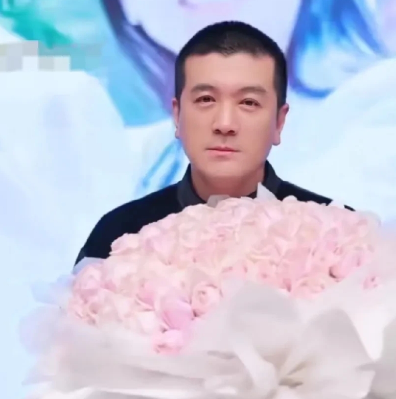 杨子直播求婚黄圣依，这剧本看着很熟悉啊。
杨子在直播间给黄圣依打了三个电话，一个