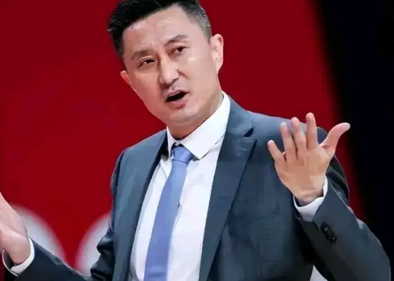 广东42分惨败山西揪出两大罪人！
1.杜峰
杜峰本场比赛的战术布置堪称失败！面对