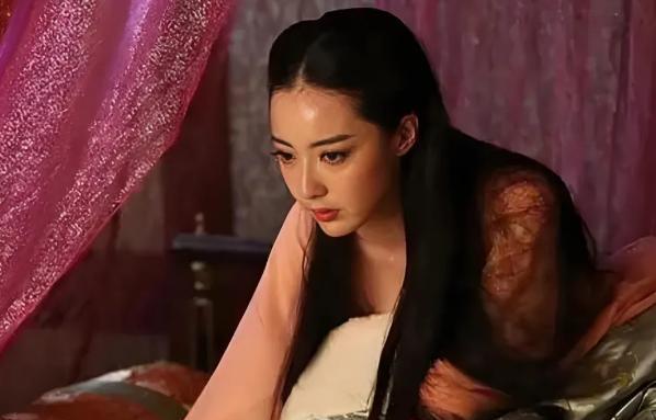 310年汉国皇帝刘渊刚死，他的儿子刘聪就迫不及待闯入皇后寝宫，一把抱紧年轻貌美的