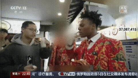 一觉醒来，甲亢哥翻译的天塌了。
甲亢哥中国行带了一名翻译，也是一位知名的网红，万