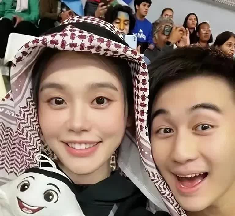 何猷君说，
​​我妈能接受奚梦瑶是有原因的！

何猷君揭秘妈妈为啥超宠奚梦