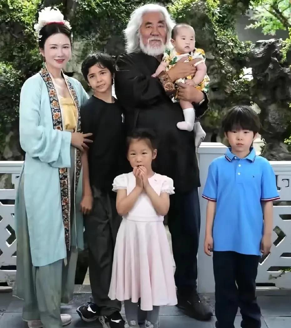 张纪中俩儿子吵架上热搜，大家更关心这事儿
最近张纪中家俩儿子吵架的消息传开了，具