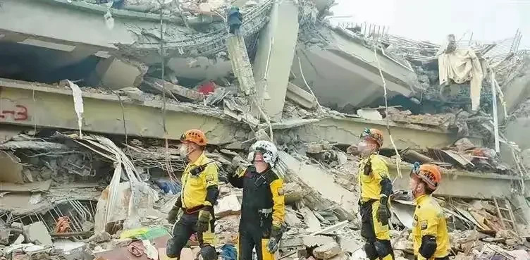 东方大国救援队赴震区救援











天塌地陷！世界仿佛末日！房屋倒塌