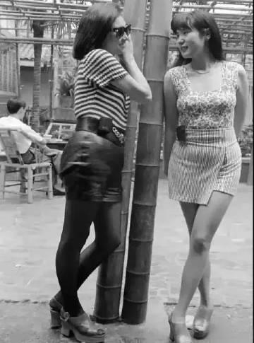 这是90年代的两位美女，当年管美女叫小姐，是从港台传过来的，当年称呼一声小姐，女
