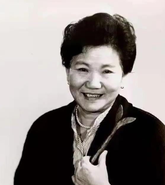 2000年，快咽气的赵丽蓉在家人的帮助下穿好寿衣，立好遗嘱，嘱咐儿孙们：“我就是
