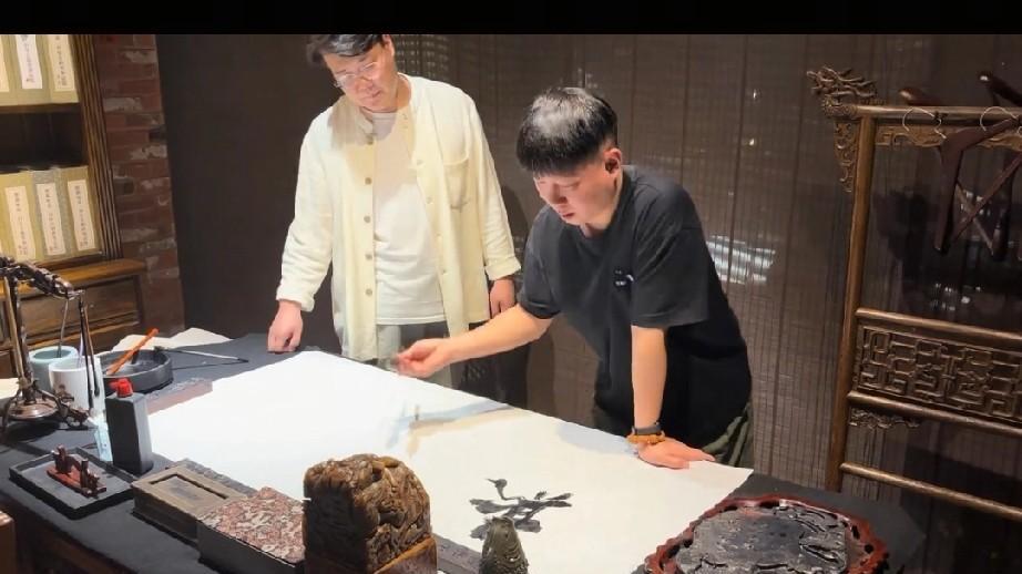 有粉丝求卢鑫的字，要求写欺天灭祖。卢鑫欣然应允，还在下面用英文写的i am ji