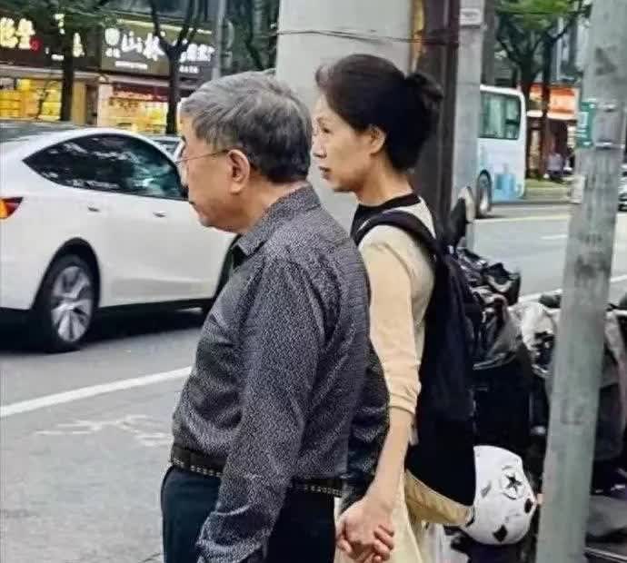 这是余秋雨老师和妻子马兰老师在逛街，老夫老妻手牵手，漫步街头，尽是甜蜜与温馨。二