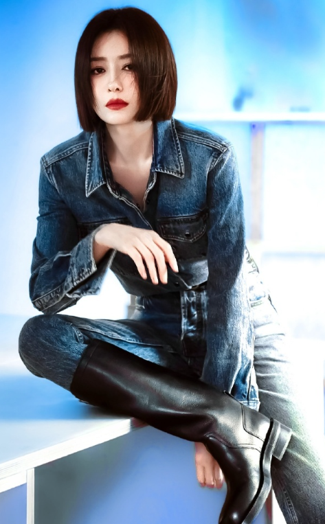 秦岚姐姐的利落短发配牛仔装，真的很摩登！