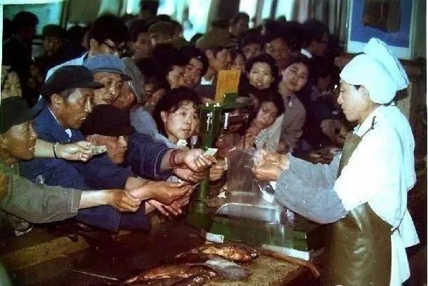 为了吃上一口肉，那时的我们如同现在的孩子们追星一样，拥挤在柜台前，希望售货员先收