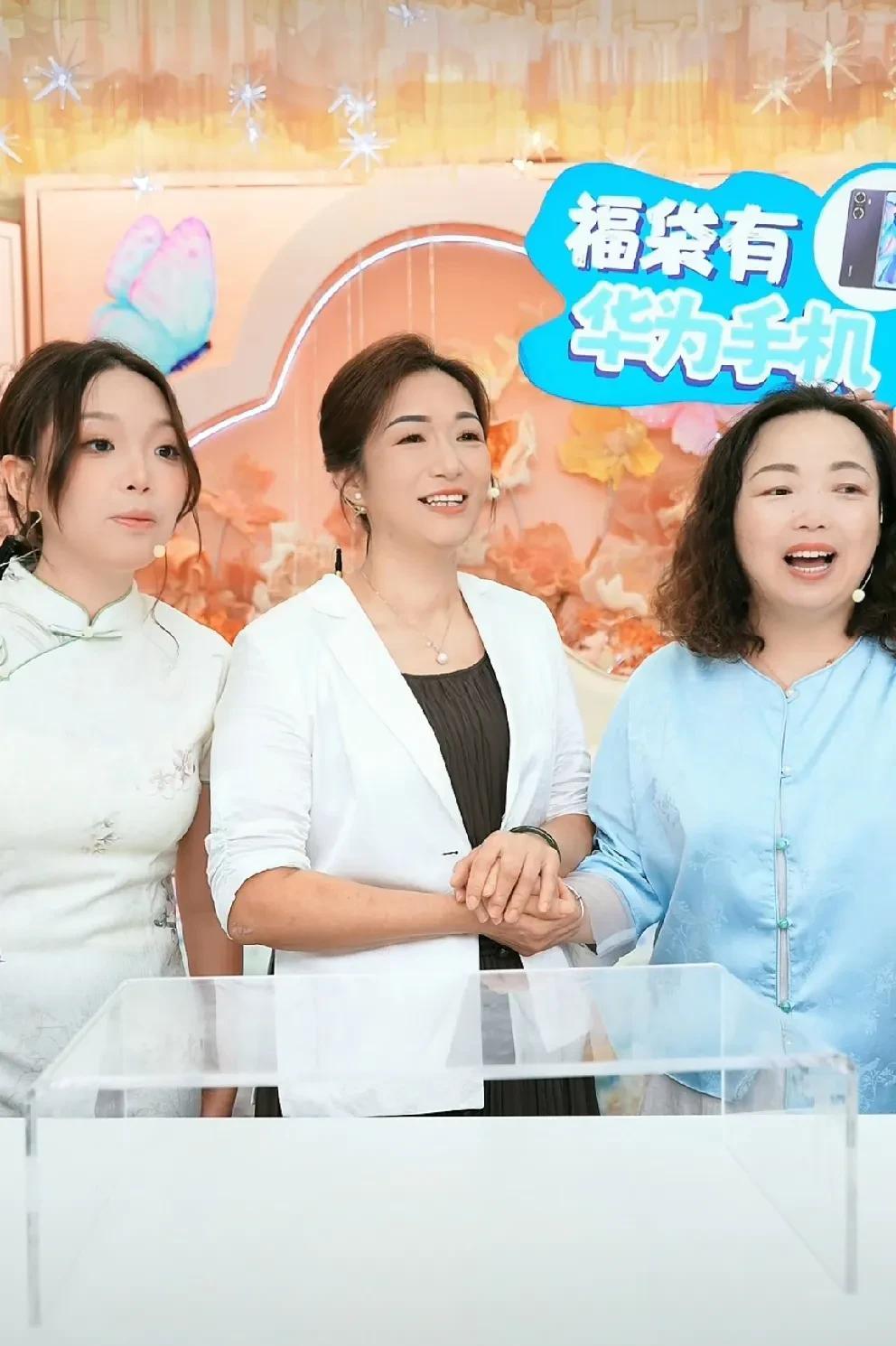 要说谢浩男有人缘，妈妈粉们都喜欢，我看觉西施的杨奶奶也非常的有人缘。看过几场杨奶