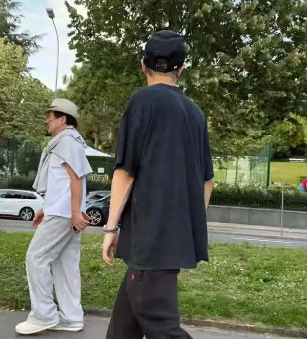 成龙父子罕见同框，与儿子结伴同行，42岁房祖名瘦脱相还驼背
