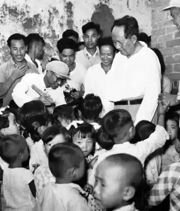 1 9 5 8 年8月6日，毛主席来到新乡七里营幼儿园，看望孩子们，亲切交谈，嘘