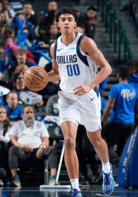 大家觉得这场克里斯蒂打的怎样
防守还可以吧，有失位也有干扰，还有单防下球，算中上