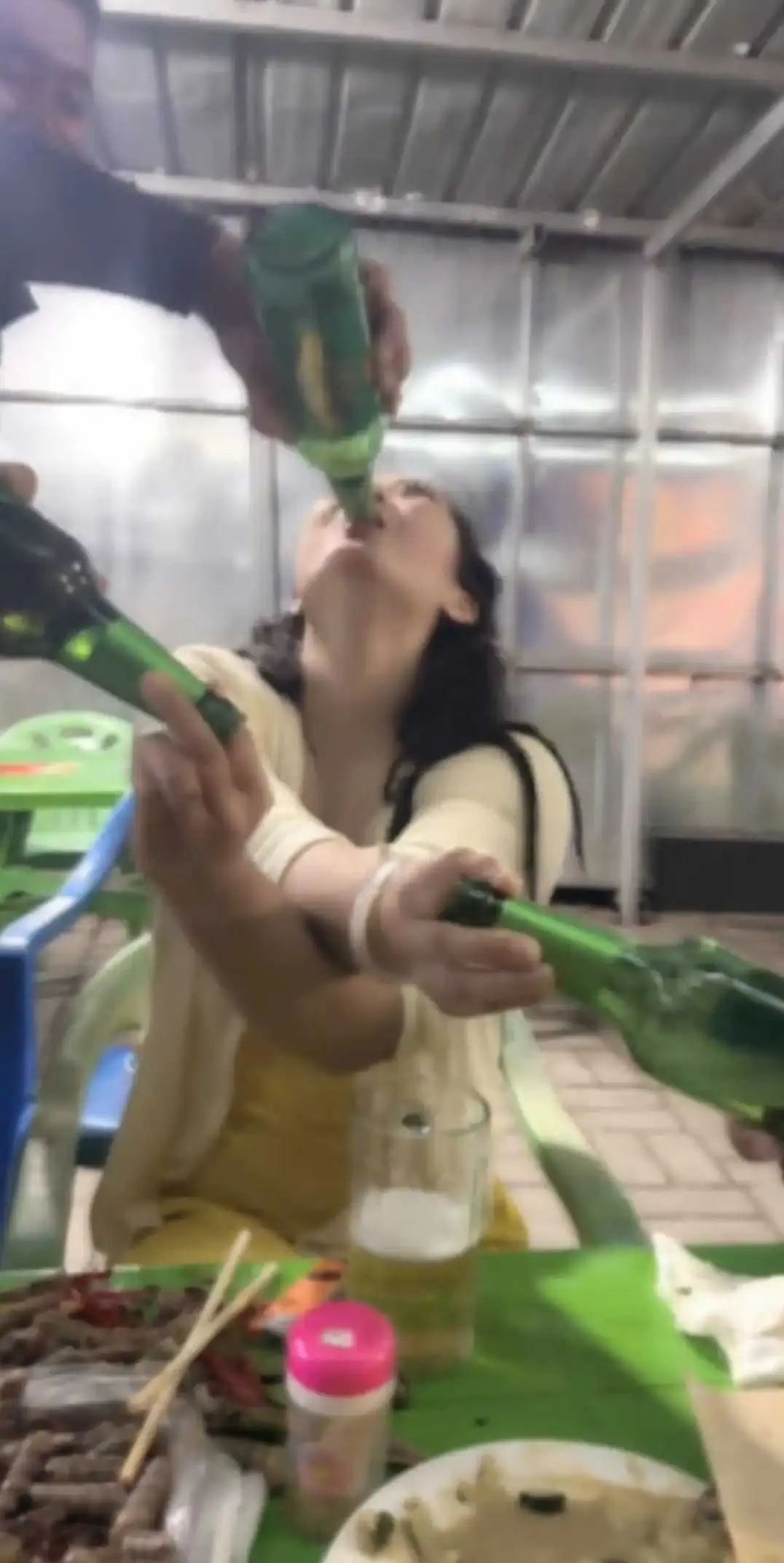 这是要…喝出幻觉了？太能喝了
