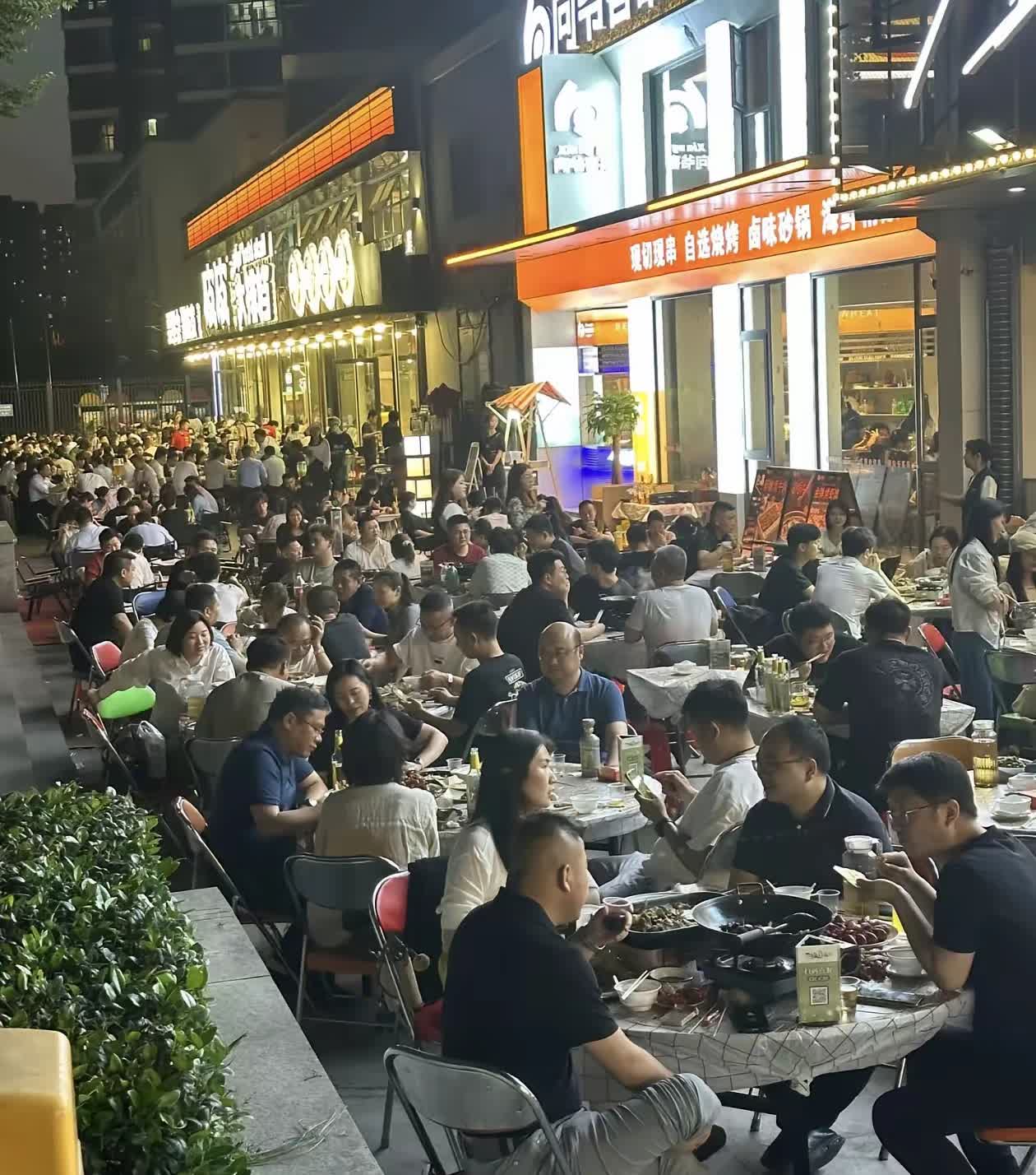 你见过最绝的毒计是什么样的

楼下烧烤店油烟扰民半月，住户集体沉默。某夜楼道