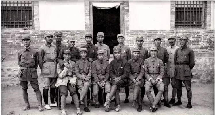 1939年6月，晋察冀军区政治工作会议召开，参加会议的代表们在一起，笑容满面，举