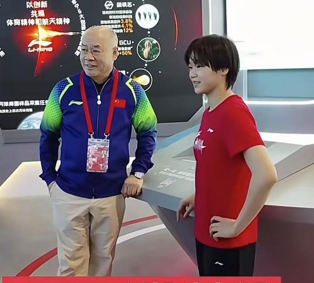 全红婵又和一位大佬合影了，凭借实力成为了全民喜欢的运动员！
4月23日，全红婵和