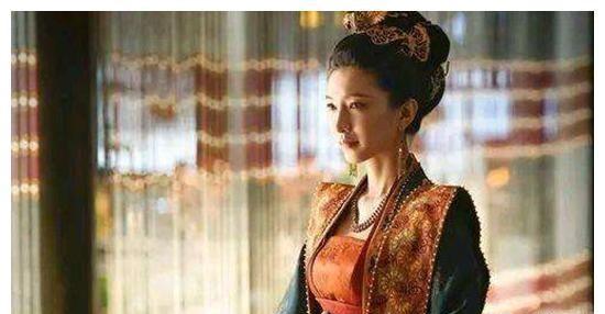 公元1034年，宋仁宗洞房花烛夜，却弃曹皇后而去。



新婚之夜，椒房殿内烛光