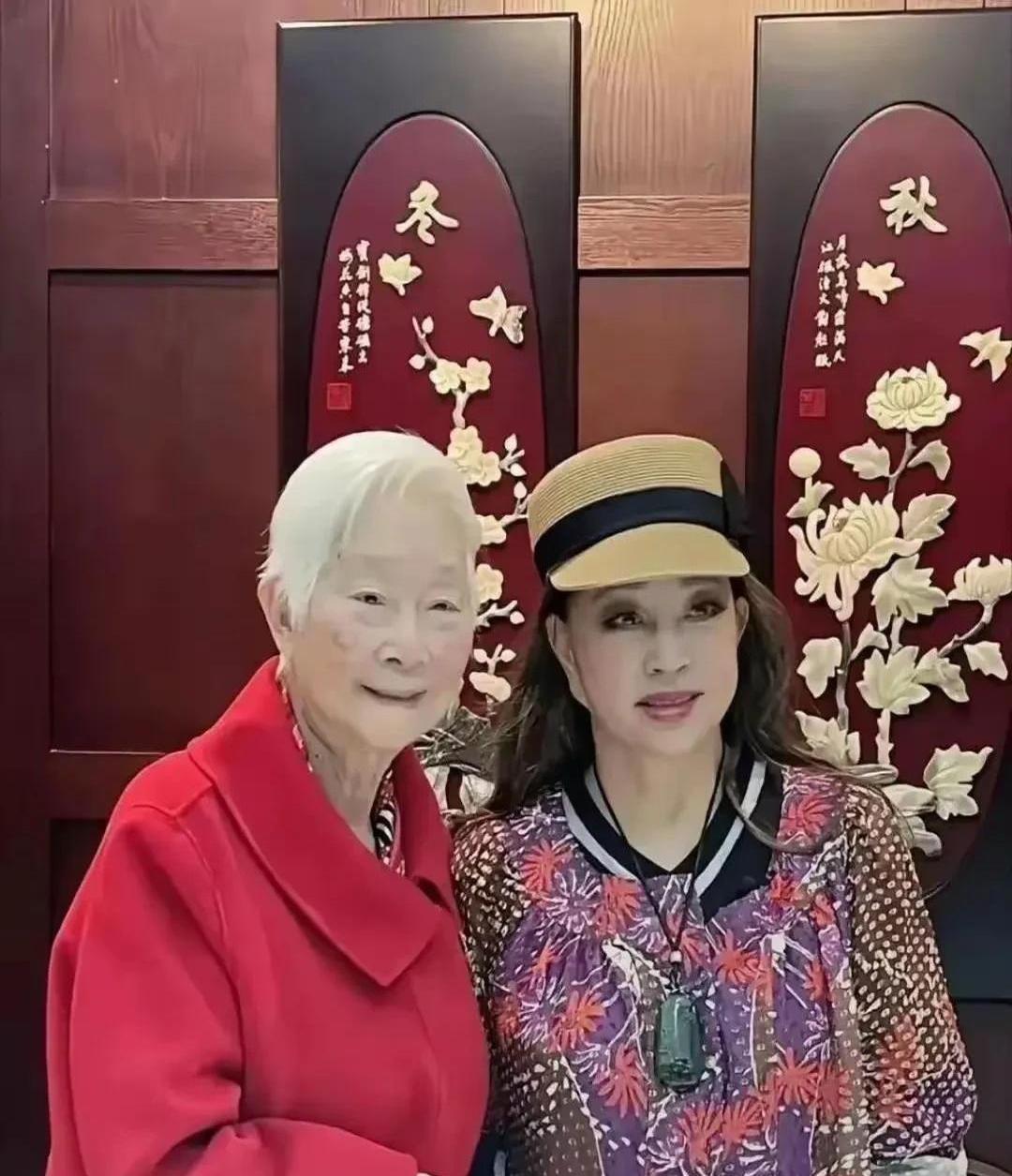刘晓庆这次在美国彻底放飞自我了！
被拍到参加活动时套着宽松T恤运动裤，素面朝天直