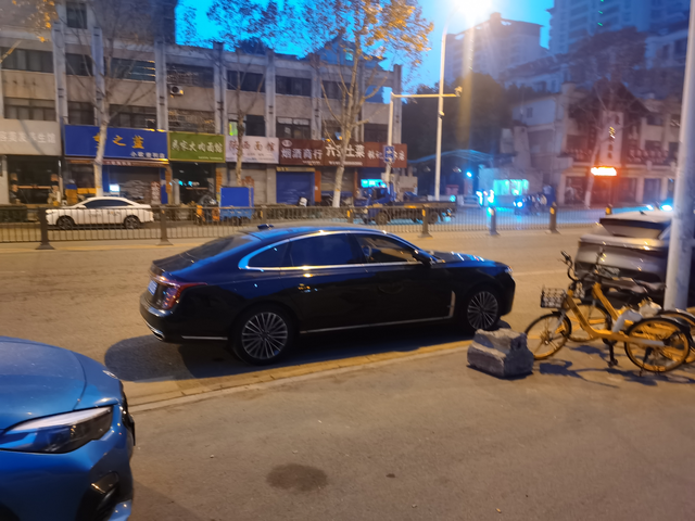 红旗小刘日常简记

今天是提车后的一周啦，已经开了1000多公里。
记得把车开出