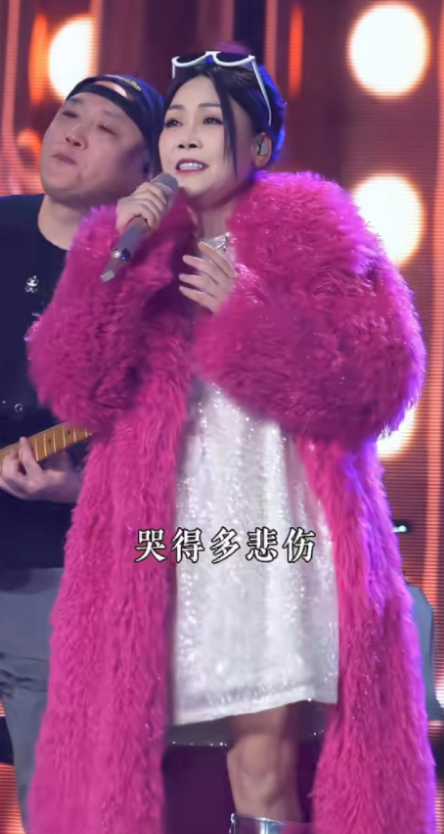 田震，快六十岁的人了，状态真的不错了