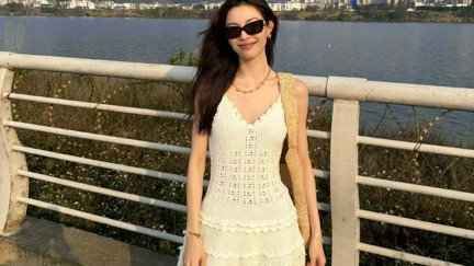 钟楚曦太会穿了，白色吊带裙下面不穿喇叭裤，才更高级时髦
