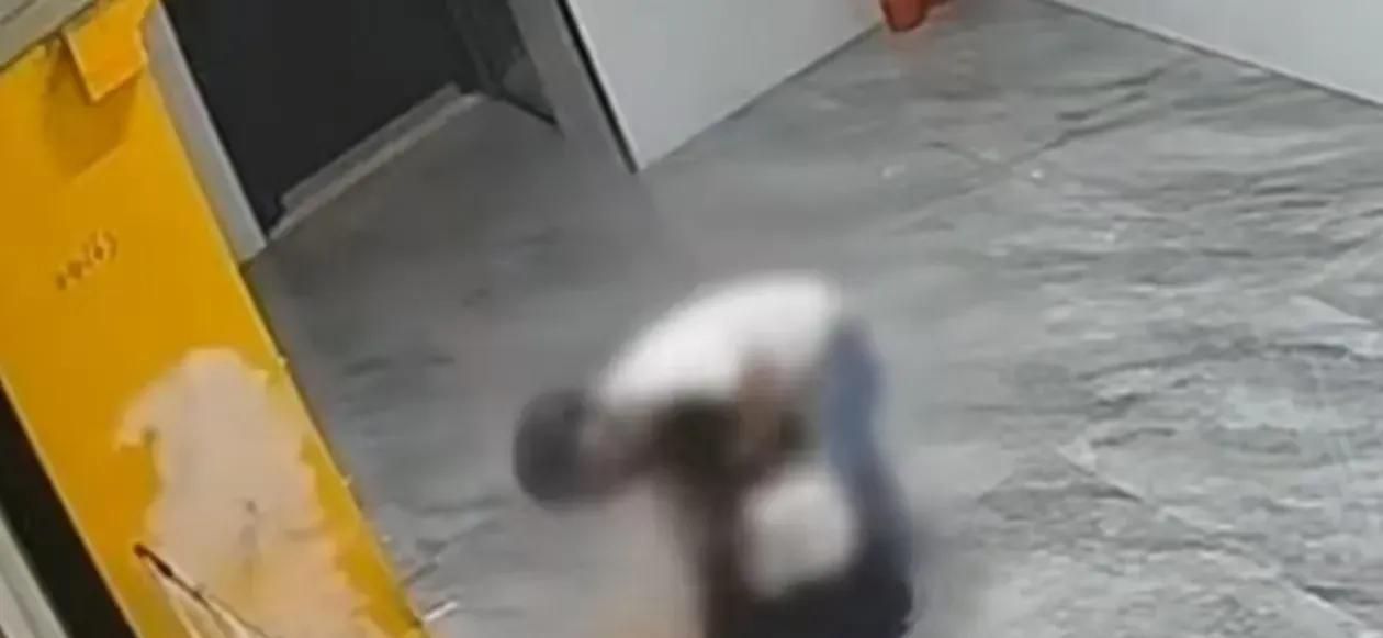 【女子凌晨在电梯厅被“头盔男”抱起压倒，警方通报】针对近日网传“女子凌晨在电梯厅
